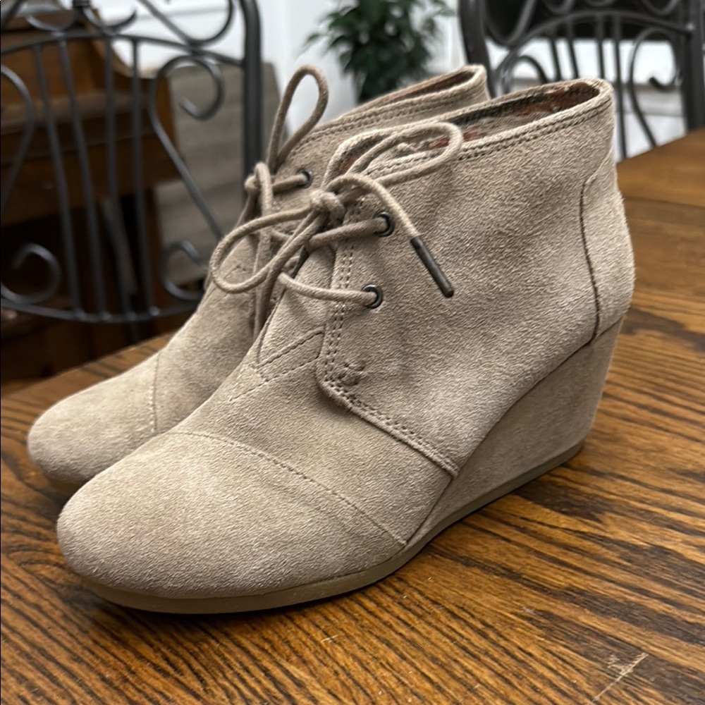Toms Women's Tan Suede Wedge Ankle Boots Size 7.5W NWOT